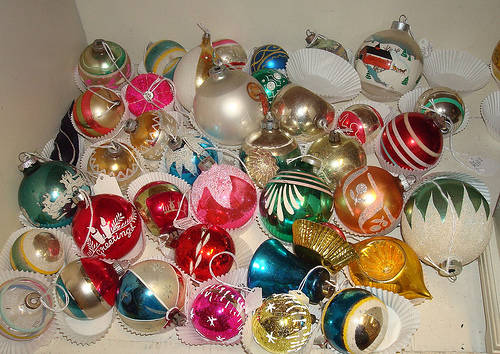 vintage-christmas-tree-ornaments-z9npj3mv